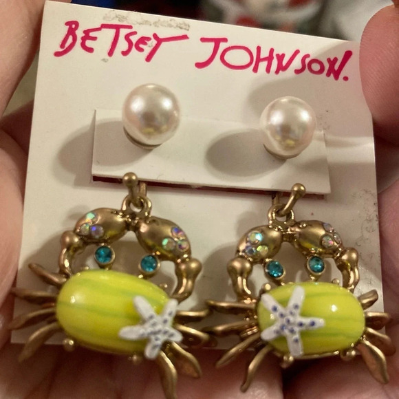 BETSEY JOHNSON Antiqued Gold & Lime Green Crab Dangle Earrings with Crystals NWT - Picture 2 of 5